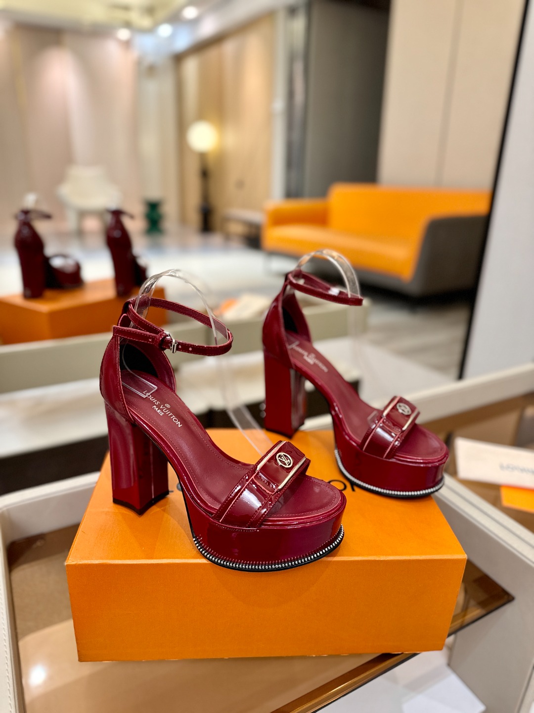 LOUIS VUITTON 💯💯💯 LV欧美风时尚凉鞋 🍋+🌿+=🥂路易威登传统硬箱的精巧标准品牌扣💖你