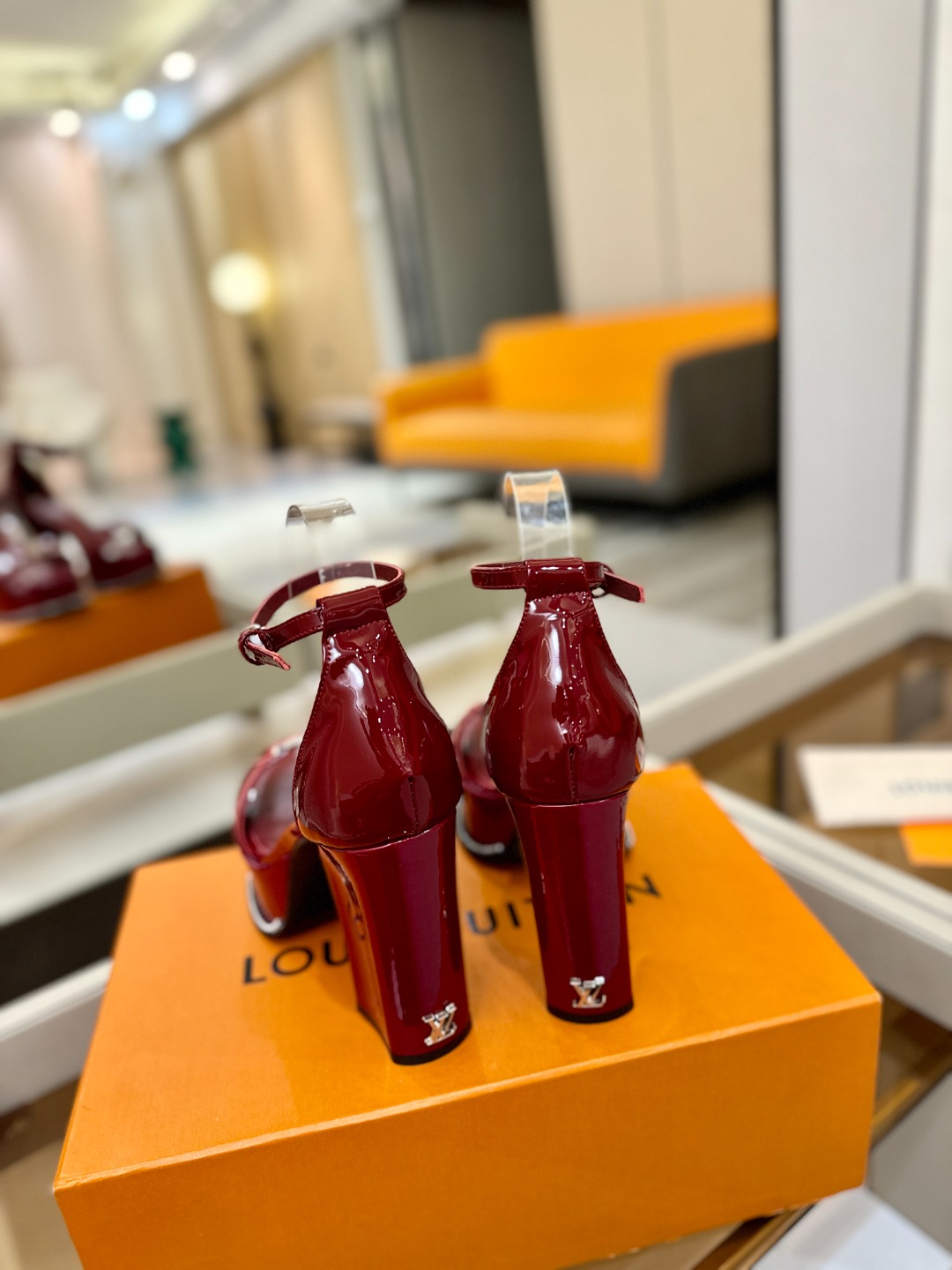 LOUIS VUITTON 💯💯💯 LV欧美风时尚凉鞋 🍋+🌿+=🥂路易威登传统硬箱的精巧标准品牌扣💖你