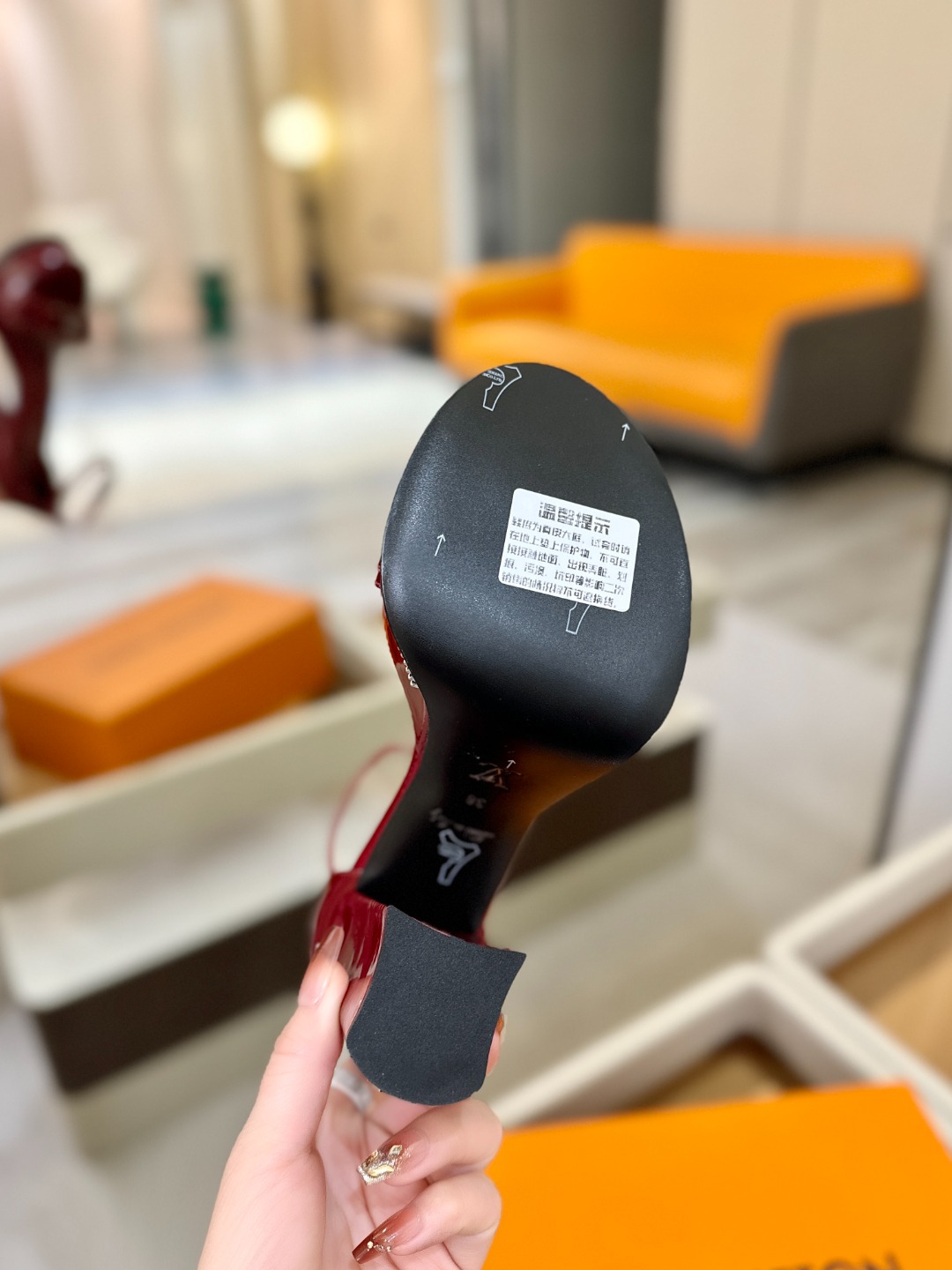 LOUIS VUITTON 💯💯💯 LV欧美风时尚凉鞋 🍋+🌿+=🥂路易威登传统硬箱的精巧标准品牌扣💖你