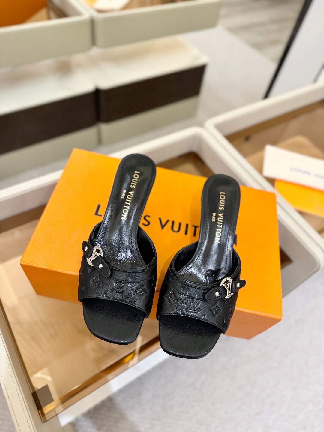 【代购级】、Louis Vuitton 款官网系列！完美楦型、LV压花纹工艺、更显优雅气质、上脚舒适好看