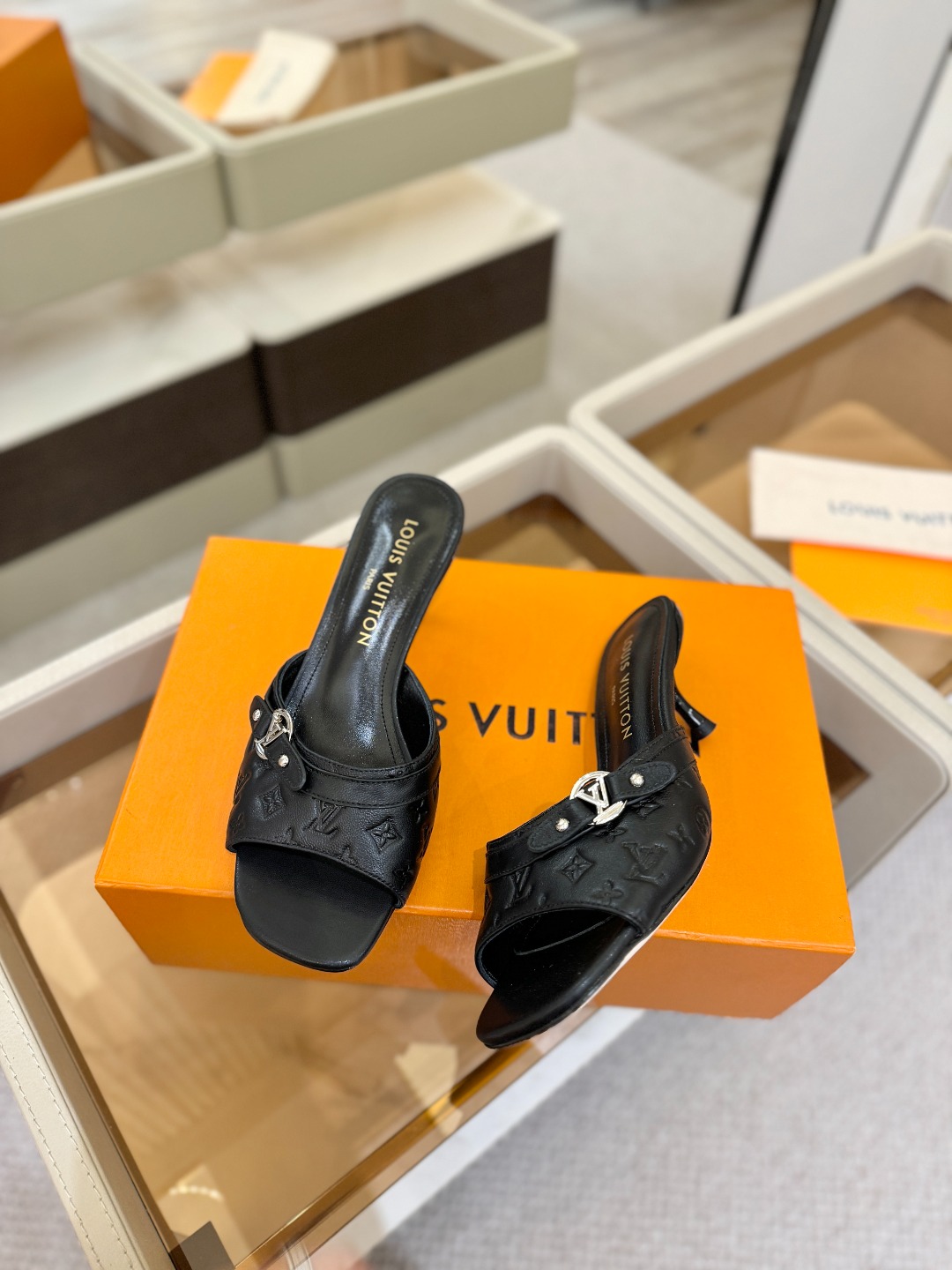 【代购级】、Louis Vuitton 款官网系列！完美楦型、LV压花纹工艺、更显优雅气质、上脚舒适好看