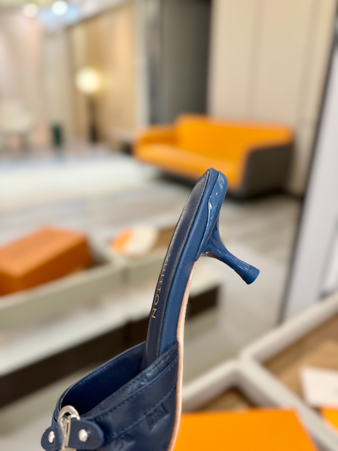 【代购级】、Louis Vuitton 款官网系列！完美楦型、LV压花纹工艺、更显优雅气质、上脚舒适好看