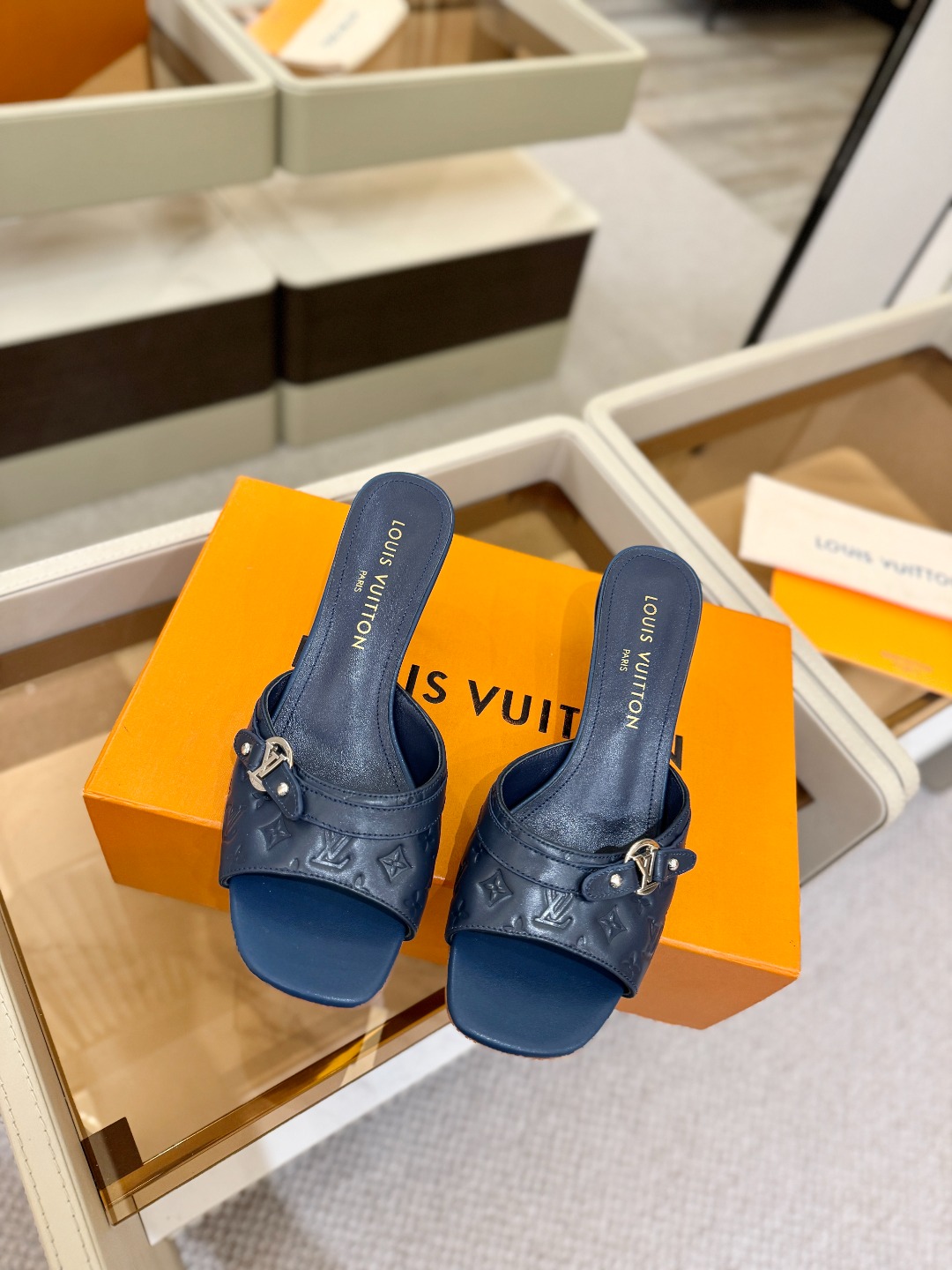 【代购级】、Louis Vuitton 款官网系列！完美楦型、LV压花纹工艺、更显优雅气质、上脚舒适好看