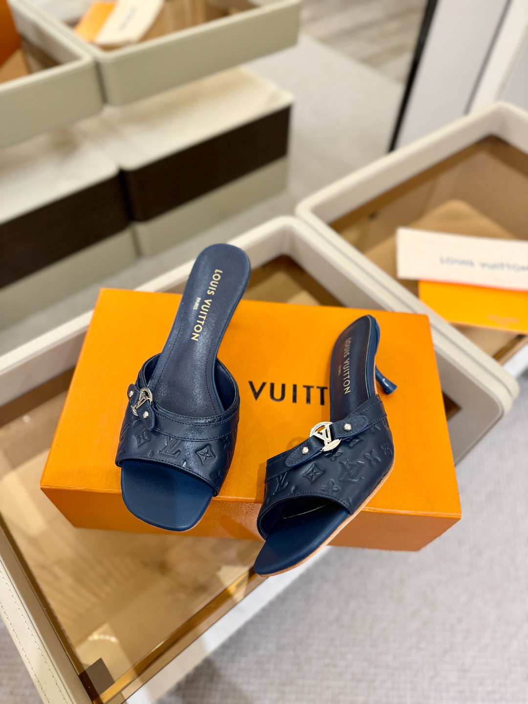 【代购级】、Louis Vuitton 款官网系列！完美楦型、LV压花纹工艺、更显优雅气质、上脚舒适好看