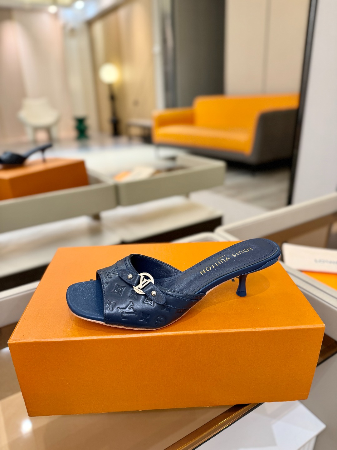 【代购级】、Louis Vuitton 款官网系列！完美楦型、LV压花纹工艺、更显优雅气质、上脚舒适好看