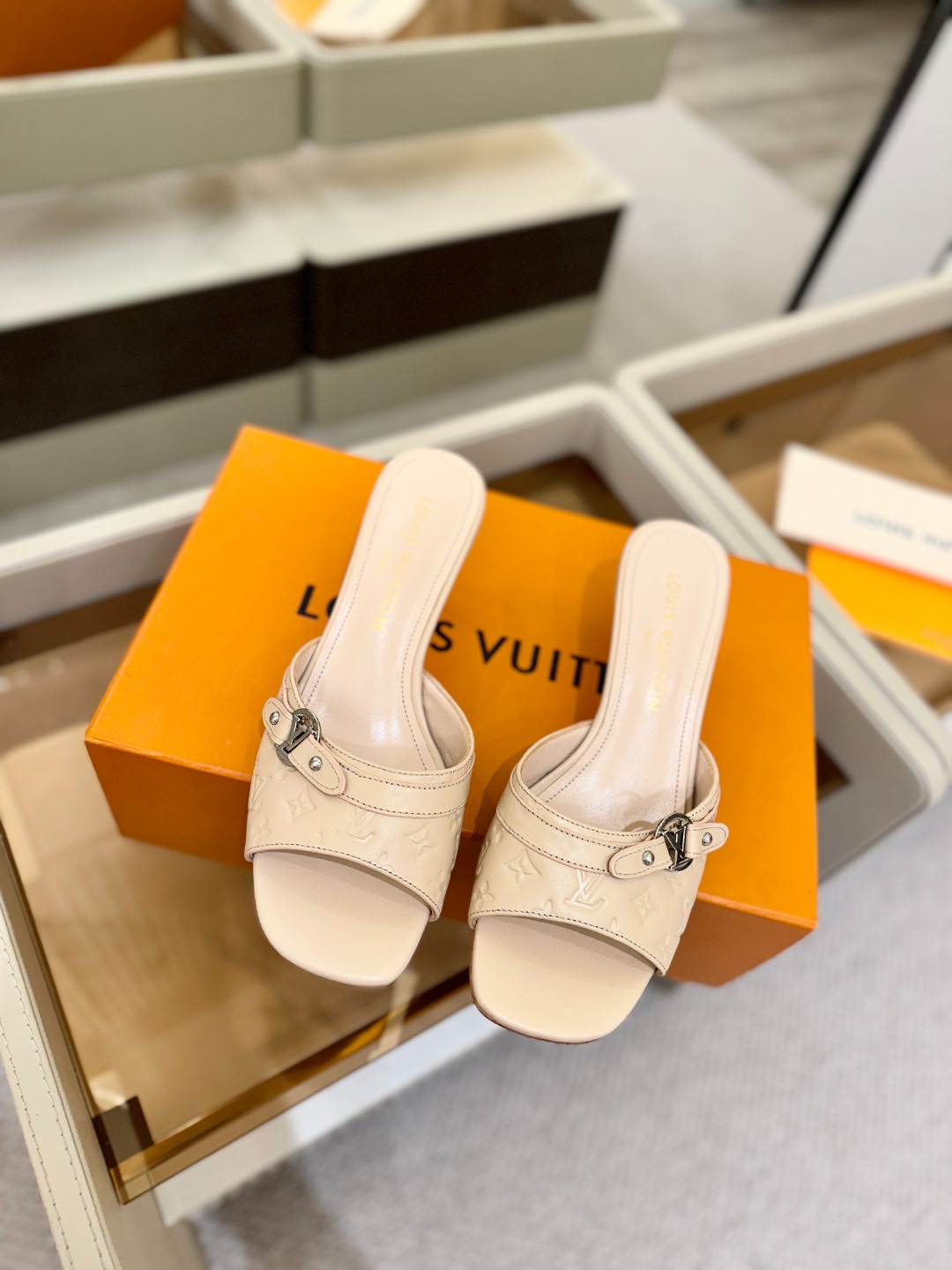 【代购级】、Louis Vuitton 款官网系列！完美楦型、LV压花纹工艺、更显优雅气质、上脚舒适好看