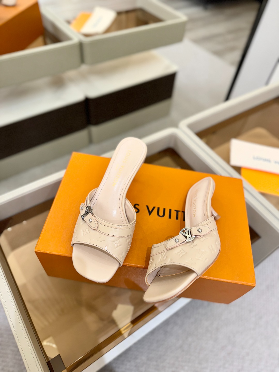 【代购级】、Louis Vuitton 款官网系列！完美楦型、LV压花纹工艺、更显优雅气质、上脚舒适好看