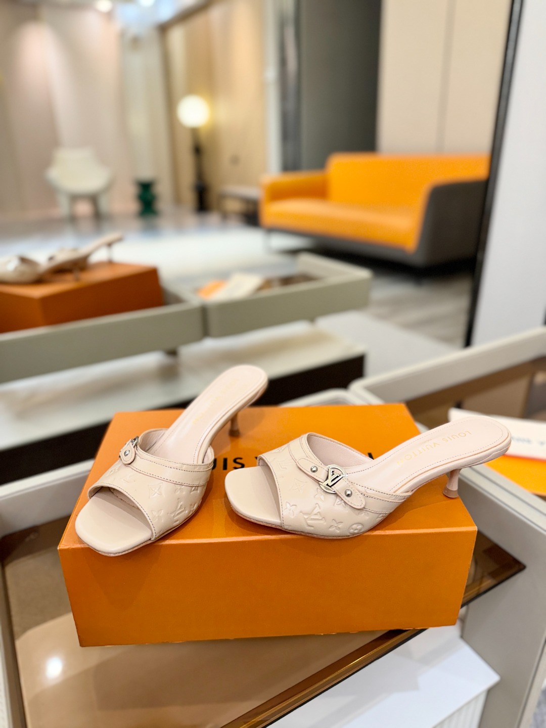 【代购级】、Louis Vuitton 款官网系列！完美楦型、LV压花纹工艺、更显优雅气质、上脚舒适好看