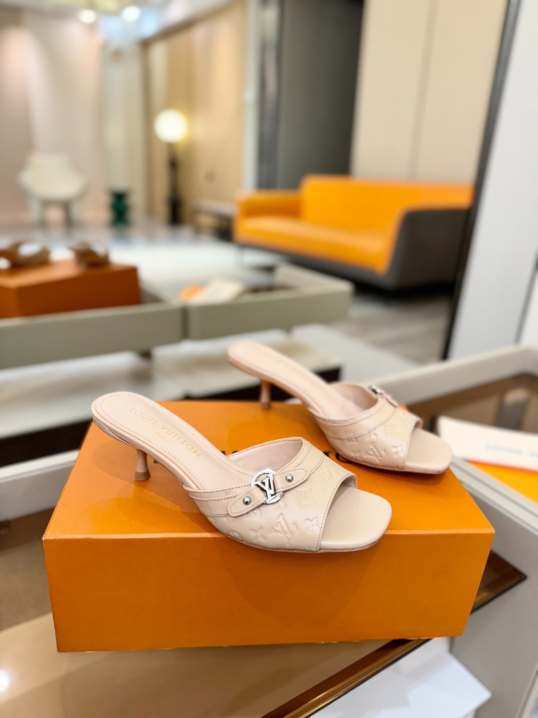 【代购级】、Louis Vuitton 款官网系列！完美楦型、LV压花纹工艺、更显优雅气质、上脚舒适好看