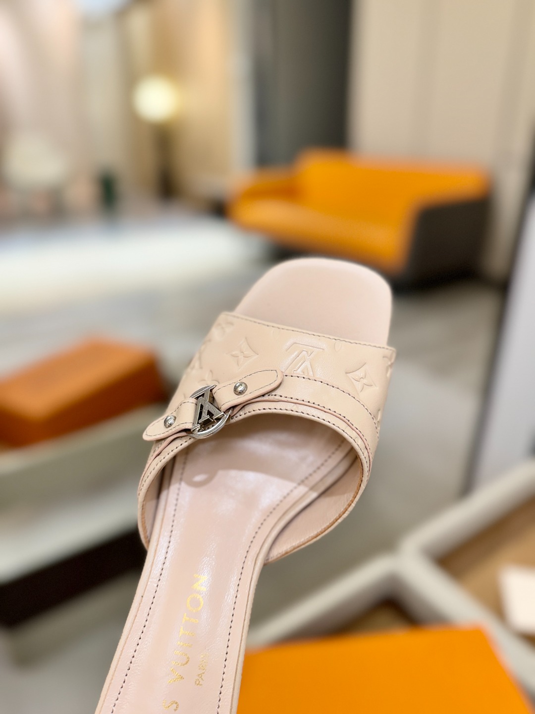 【代购级】、Louis Vuitton 款官网系列！完美楦型、LV压花纹工艺、更显优雅气质、上脚舒适好看