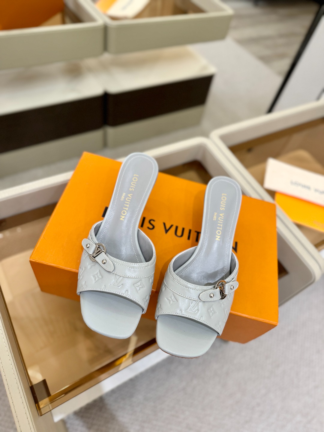 【代购级】、Louis Vuitton 款官网系列！完美楦型、LV压花纹工艺、更显优雅气质、上脚舒适好看