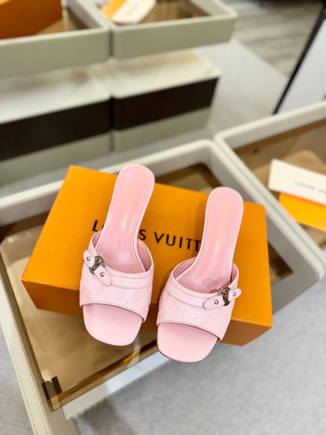 【代购级】、Louis Vuitton 款官网系列！完美楦型、LV压花纹工艺、更显优雅气质、上脚舒适好看