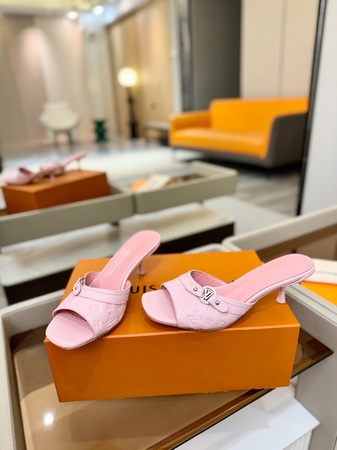 【代购级】、Louis Vuitton 款官网系列！完美楦型、LV压花纹工艺、更显优雅气质、上脚舒适好看