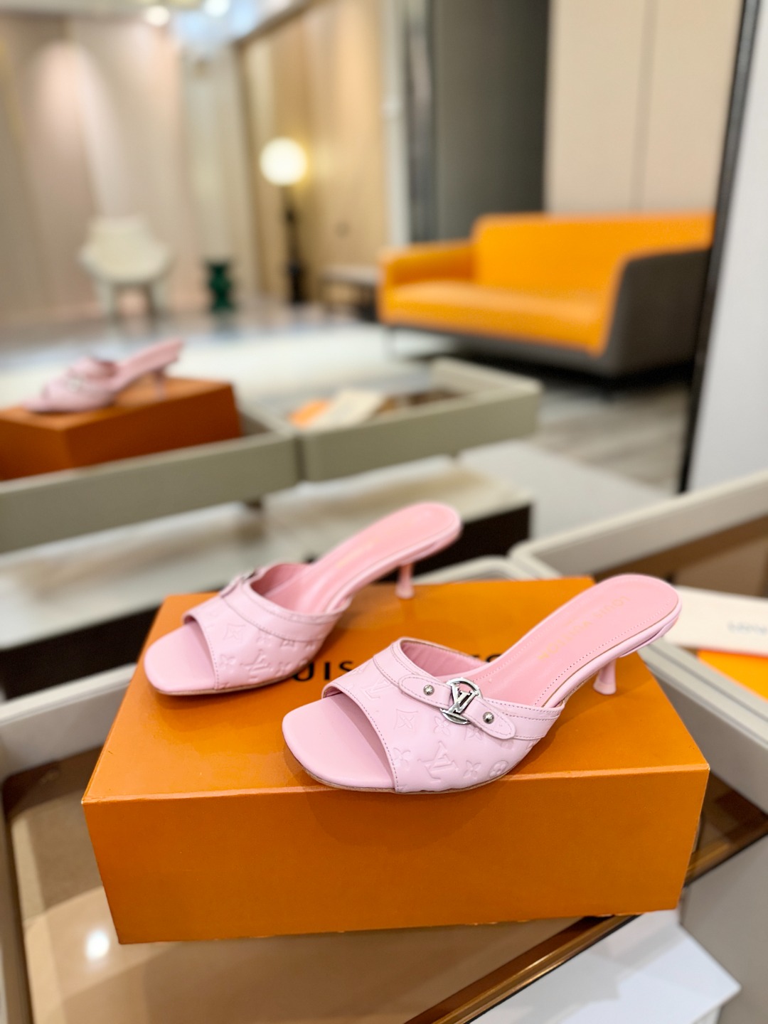 【代购级】、Louis Vuitton 款官网系列！完美楦型、LV压花纹工艺、更显优雅气质、上脚舒适好看