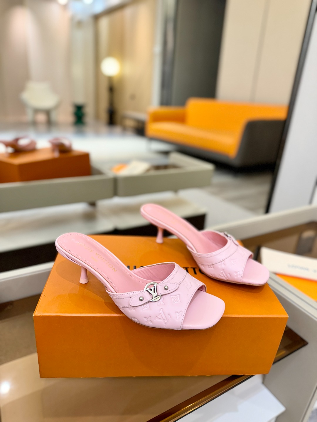 【代购级】、Louis Vuitton 款官网系列！完美楦型、LV压花纹工艺、更显优雅气质、上脚舒适好看