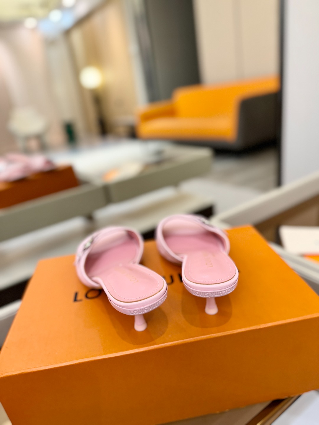 【代购级】、Louis Vuitton 款官网系列！完美楦型、LV压花纹工艺、更显优雅气质、上脚舒适好看