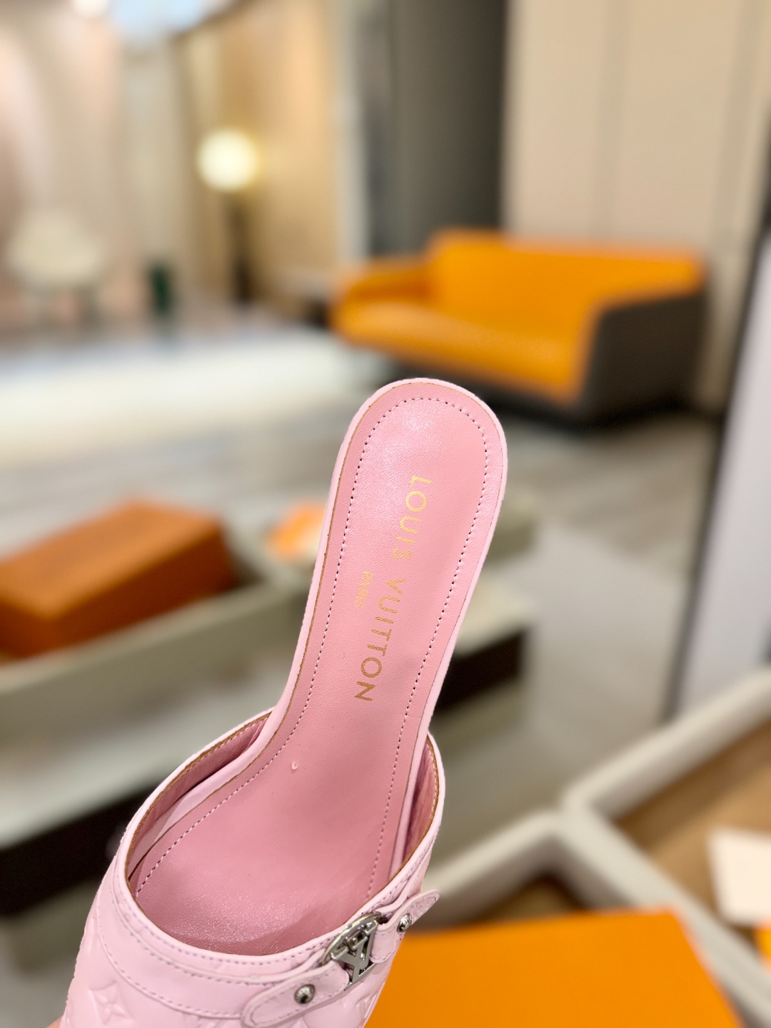 【代购级】、Louis Vuitton 款官网系列！完美楦型、LV压花纹工艺、更显优雅气质、上脚舒适好看