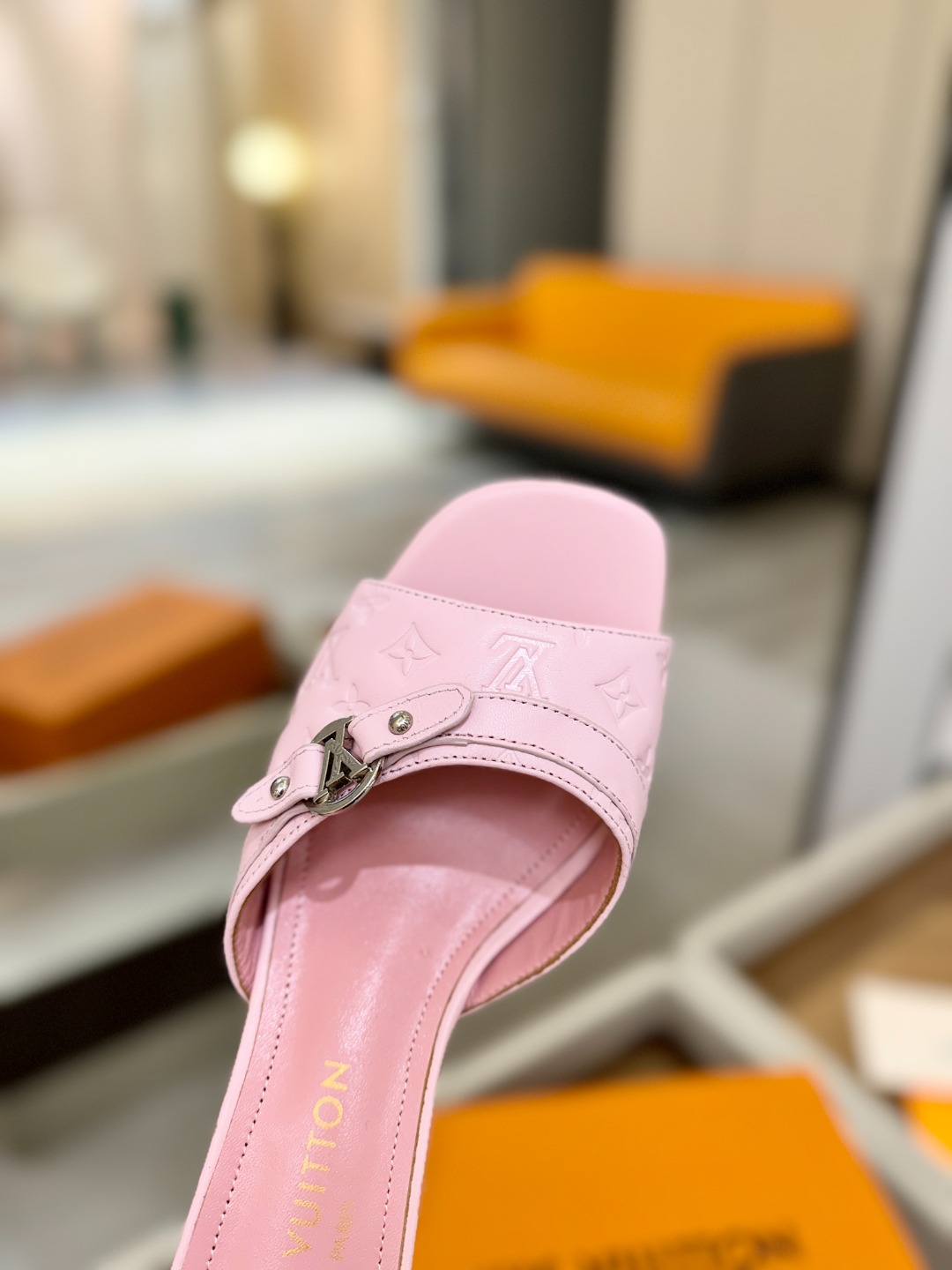 【代购级】、Louis Vuitton 款官网系列！完美楦型、LV压花纹工艺、更显优雅气质、上脚舒适好看