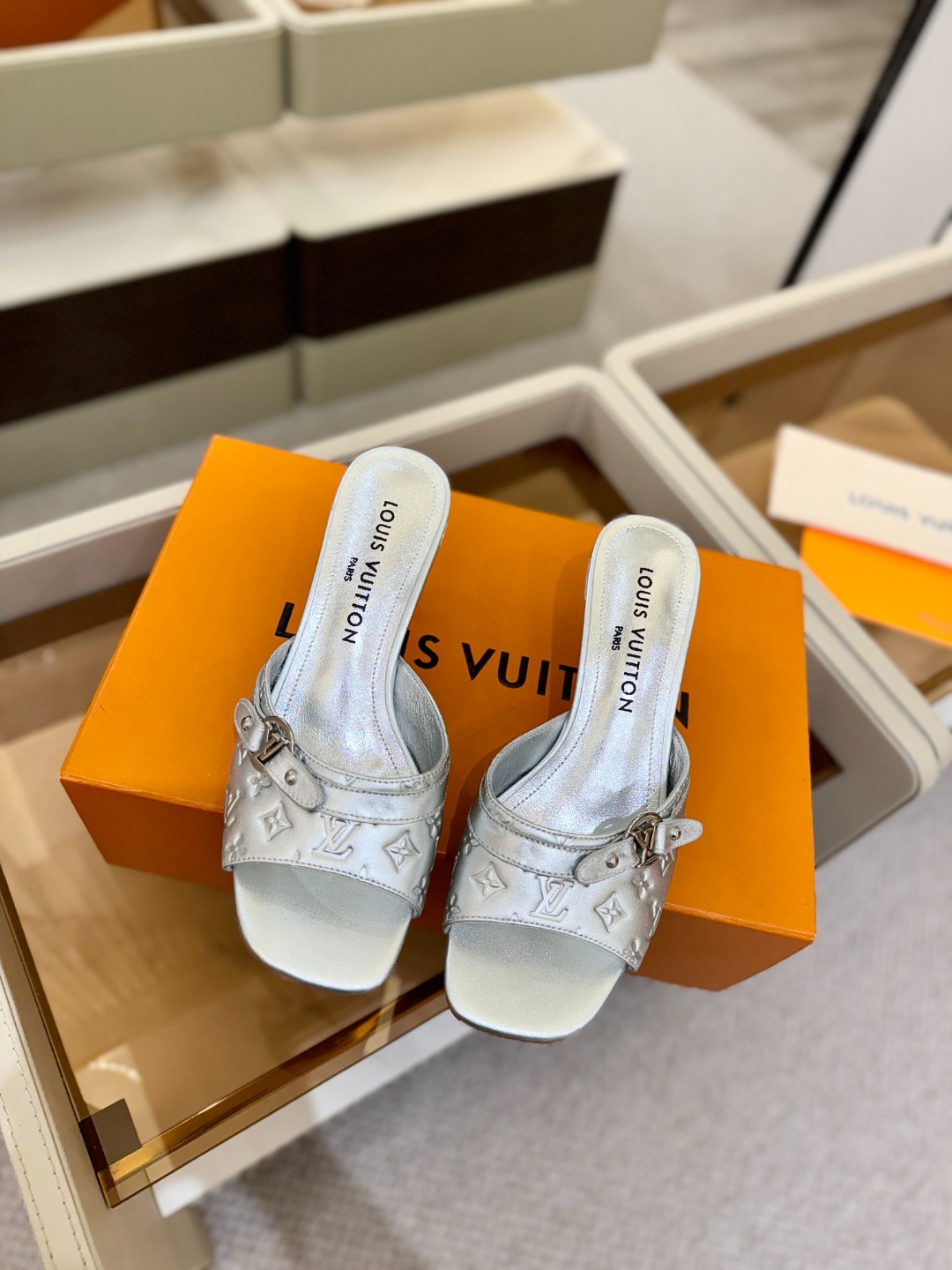 【代购级】、Louis Vuitton 款官网系列！完美楦型、LV压花纹工艺、更显优雅气质、上脚舒适好看