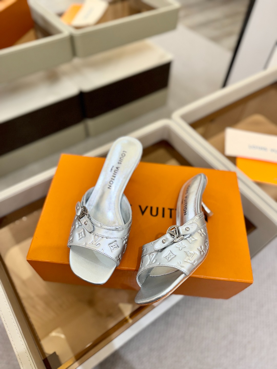 【代购级】、Louis Vuitton 款官网系列！完美楦型、LV压花纹工艺、更显优雅气质、上脚舒适好看