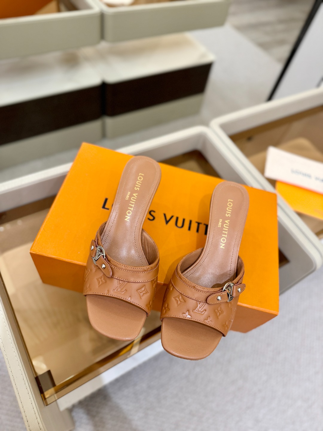 【代购级】、Louis Vuitton 款官网系列！完美楦型、LV压花纹工艺、更显优雅气质、上脚舒适好看