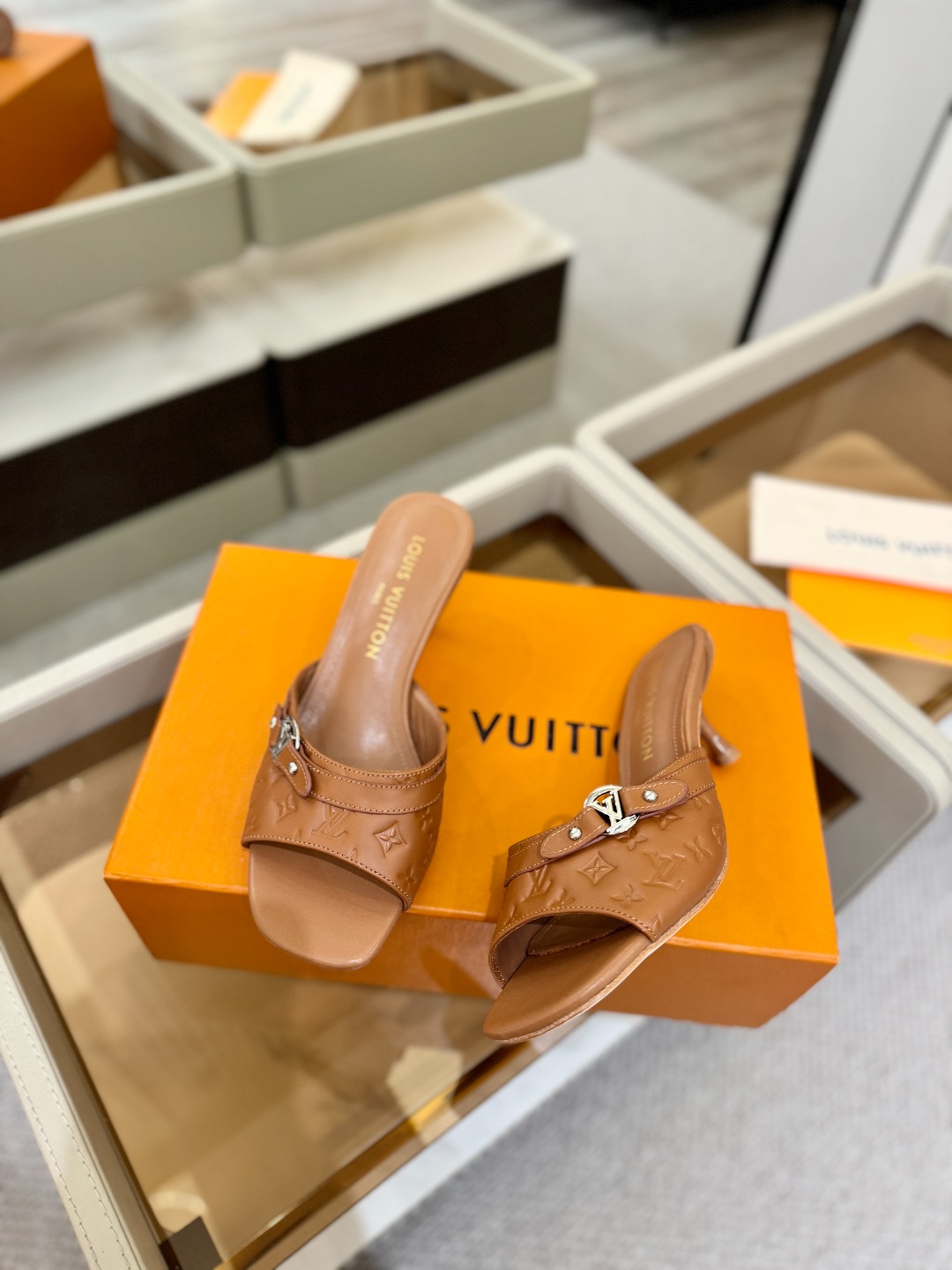 【代购级】、Louis Vuitton 款官网系列！完美楦型、LV压花纹工艺、更显优雅气质、上脚舒适好看