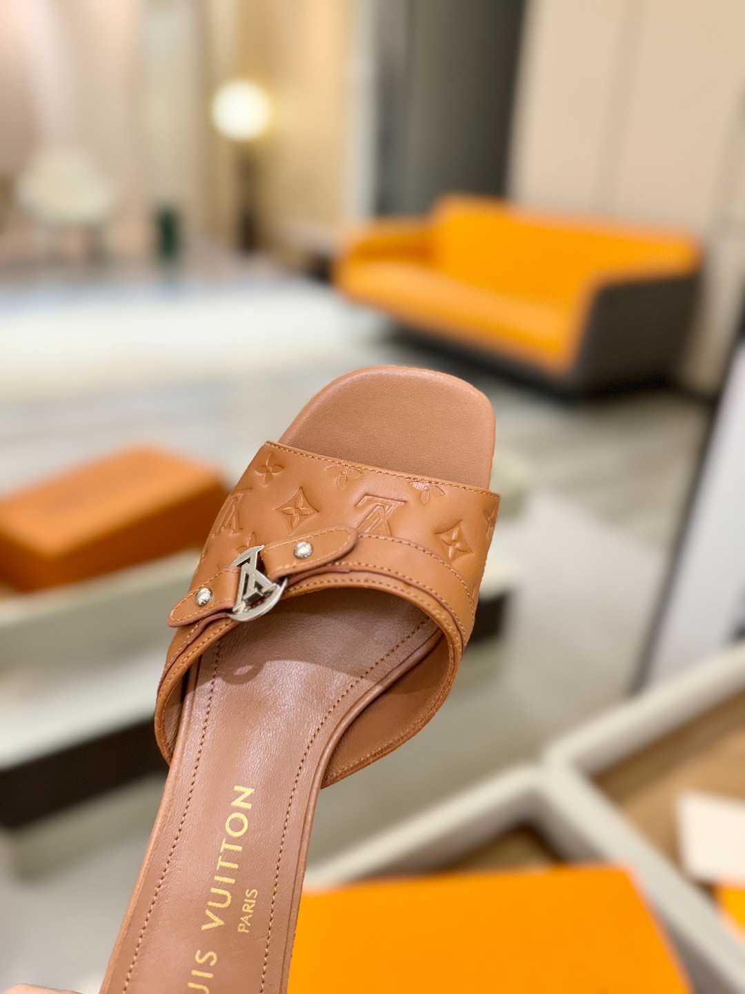 【代购级】、Louis Vuitton 款官网系列！完美楦型、LV压花纹工艺、更显优雅气质、上脚舒适好看