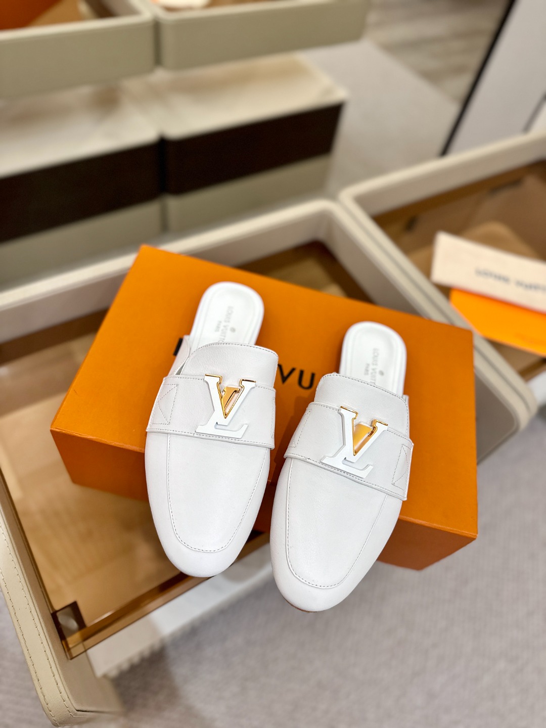 L✔️ 家专柜最新走秀款半鞋、实体系列同步更新、完美楦型+电镀扣子、整只鞋面工艺比较复杂、平底设计舒适、