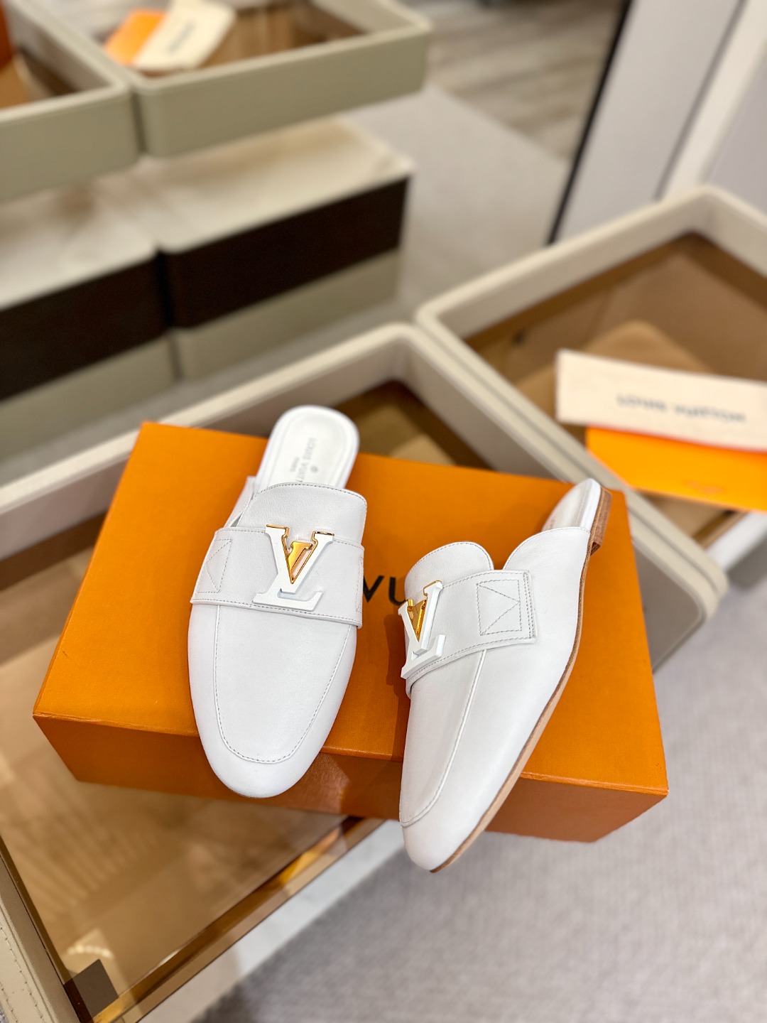 L✔️ 家专柜最新走秀款半鞋、实体系列同步更新、完美楦型+电镀扣子、整只鞋面工艺比较复杂、平底设计舒适、