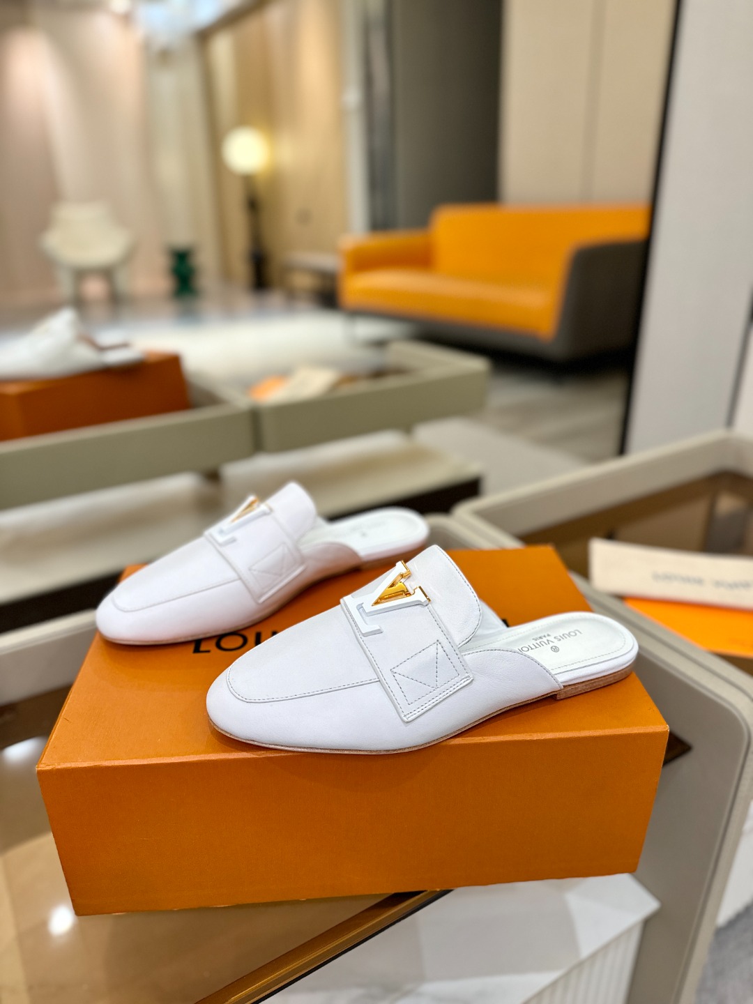 L✔️ 家专柜最新走秀款半鞋、实体系列同步更新、完美楦型+电镀扣子、整只鞋面工艺比较复杂、平底设计舒适、