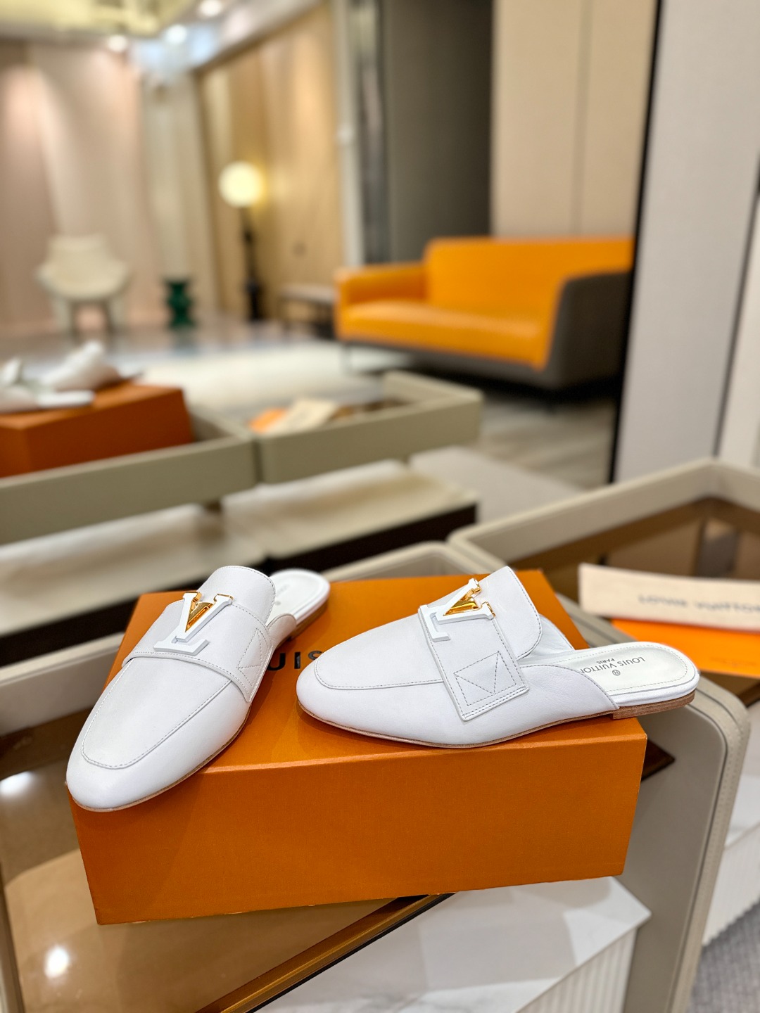 L✔️ 家专柜最新走秀款半鞋、实体系列同步更新、完美楦型+电镀扣子、整只鞋面工艺比较复杂、平底设计舒适、