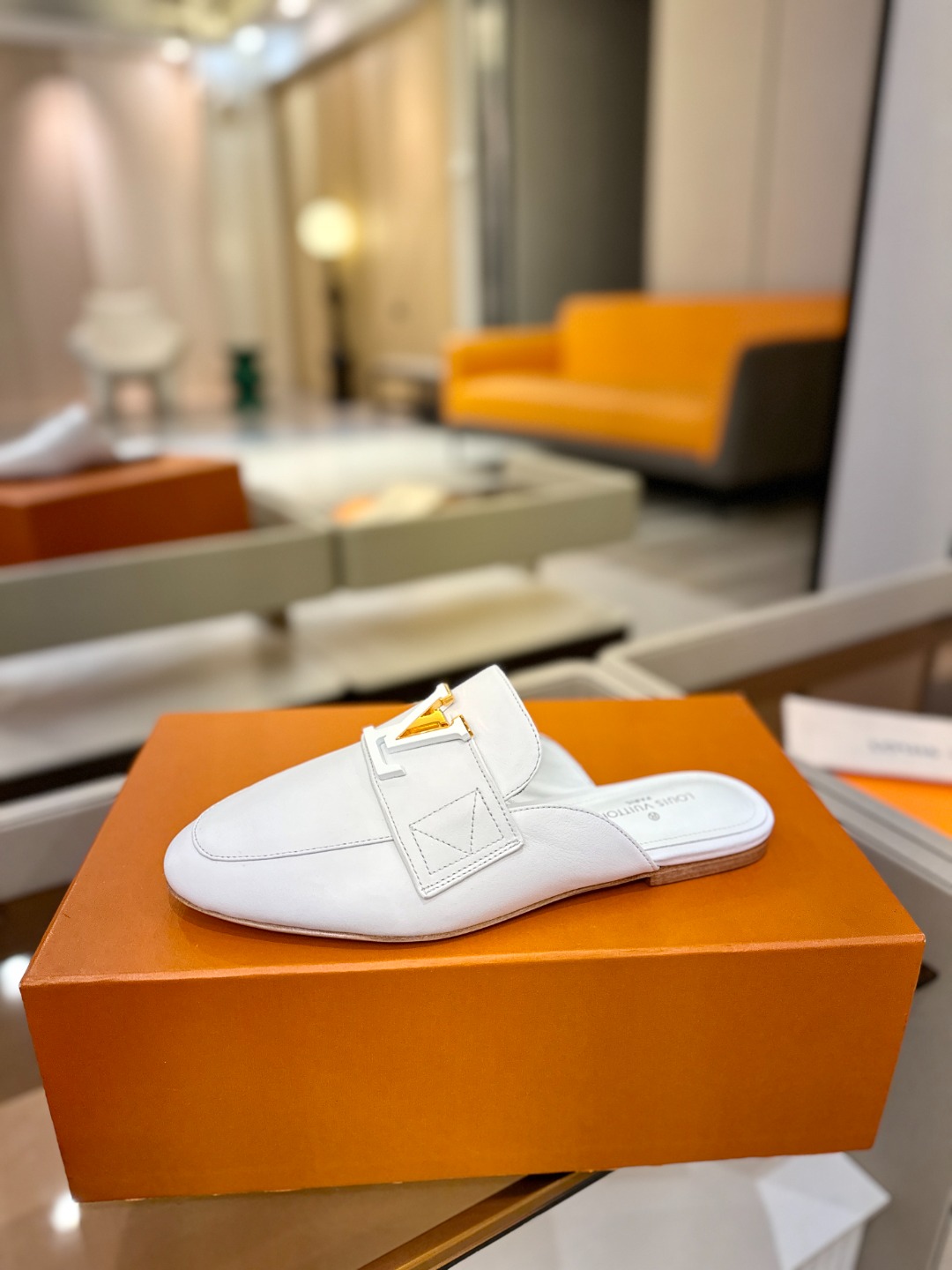 L✔️ 家专柜最新走秀款半鞋、实体系列同步更新、完美楦型+电镀扣子、整只鞋面工艺比较复杂、平底设计舒适、