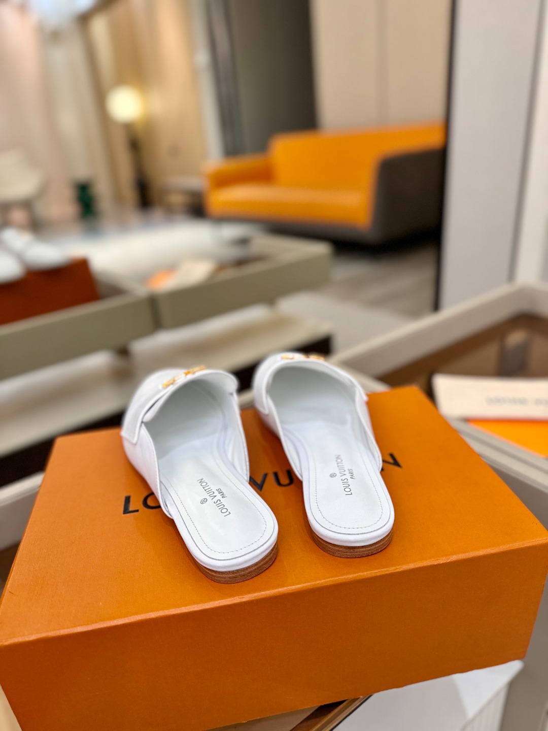 L✔️ 家专柜最新走秀款半鞋、实体系列同步更新、完美楦型+电镀扣子、整只鞋面工艺比较复杂、平底设计舒适、