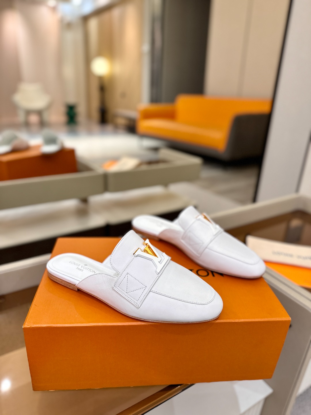 L✔️ 家专柜最新走秀款半鞋、实体系列同步更新、完美楦型+电镀扣子、整只鞋面工艺比较复杂、平底设计舒适、