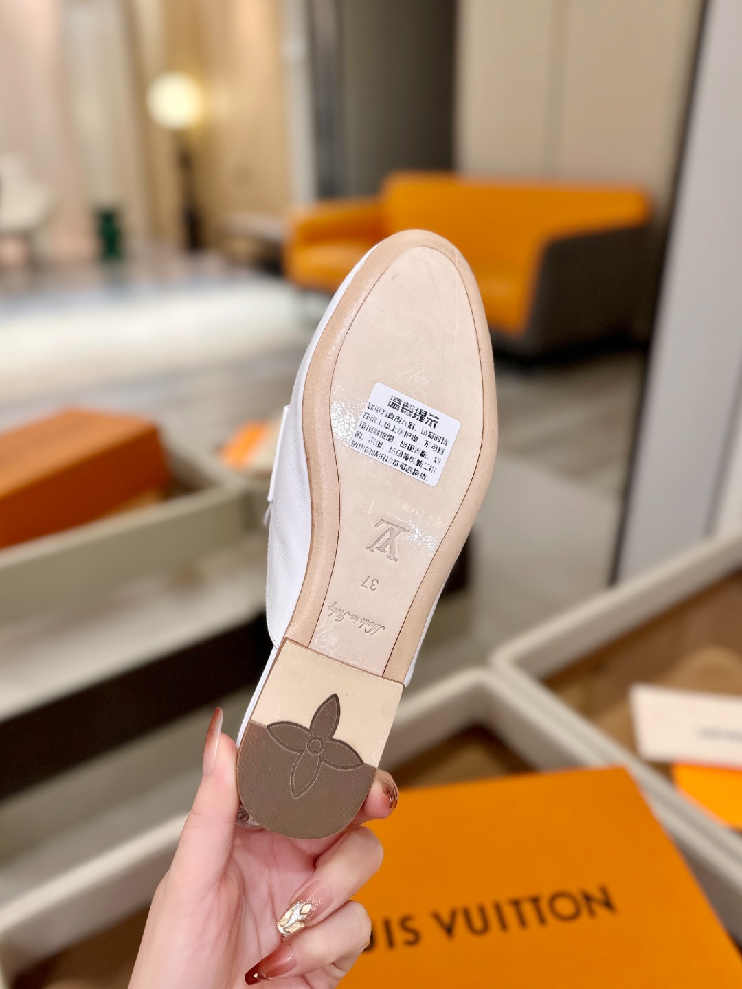 L✔️ 家专柜最新走秀款半鞋、实体系列同步更新、完美楦型+电镀扣子、整只鞋面工艺比较复杂、平底设计舒适、