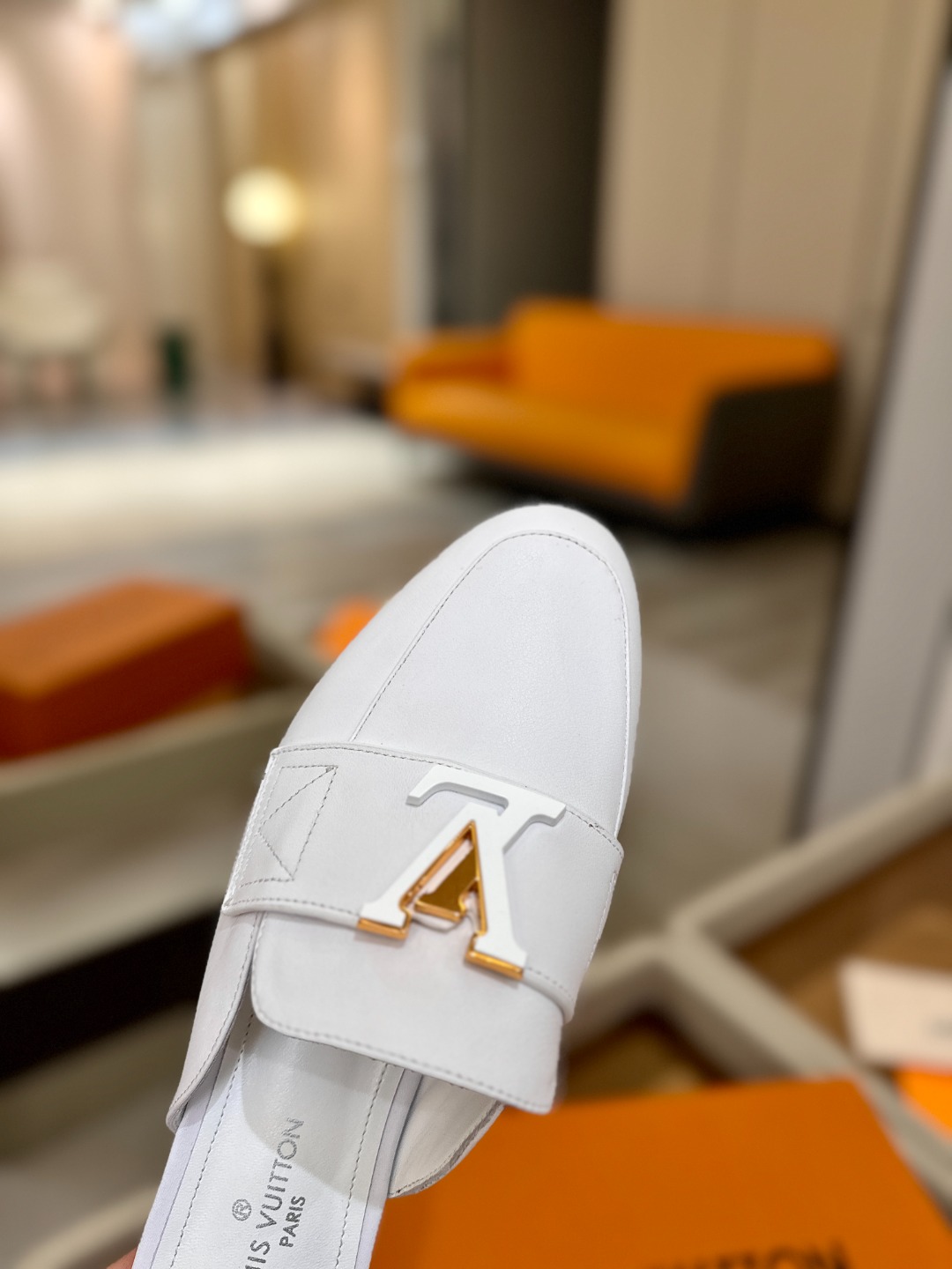 L✔️ 家专柜最新走秀款半鞋、实体系列同步更新、完美楦型+电镀扣子、整只鞋面工艺比较复杂、平底设计舒适、