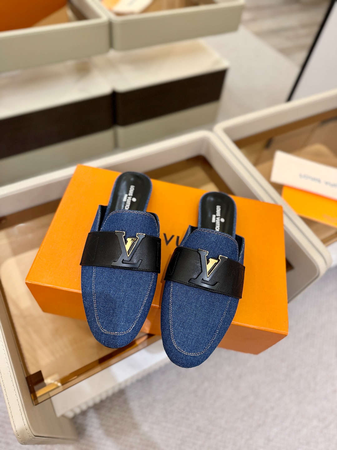 L✔️ 家专柜最新走秀款半鞋、实体系列同步更新、完美楦型+电镀扣子、整只鞋面工艺比较复杂、平底设计舒适、