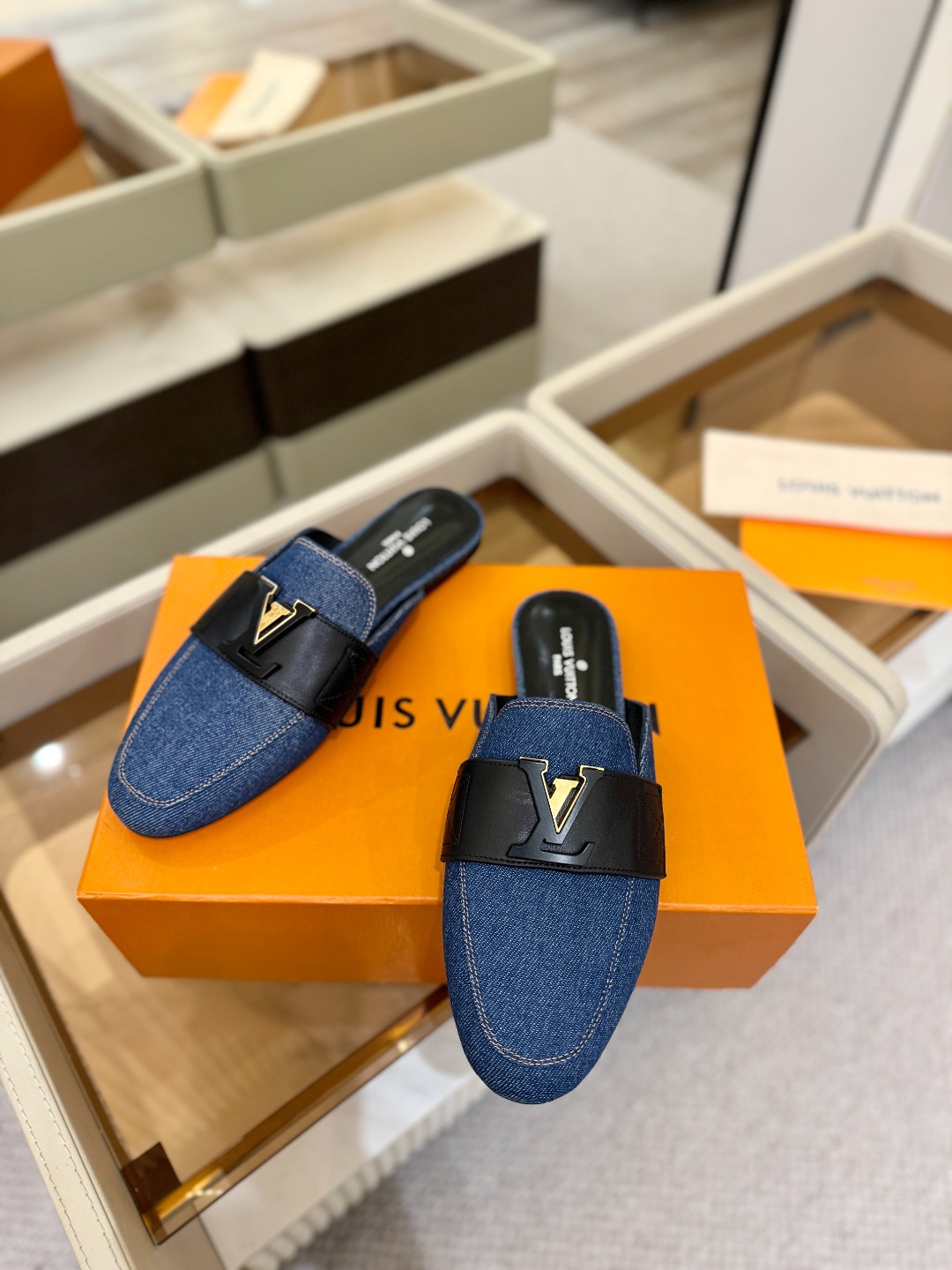 L✔️ 家专柜最新走秀款半鞋、实体系列同步更新、完美楦型+电镀扣子、整只鞋面工艺比较复杂、平底设计舒适、