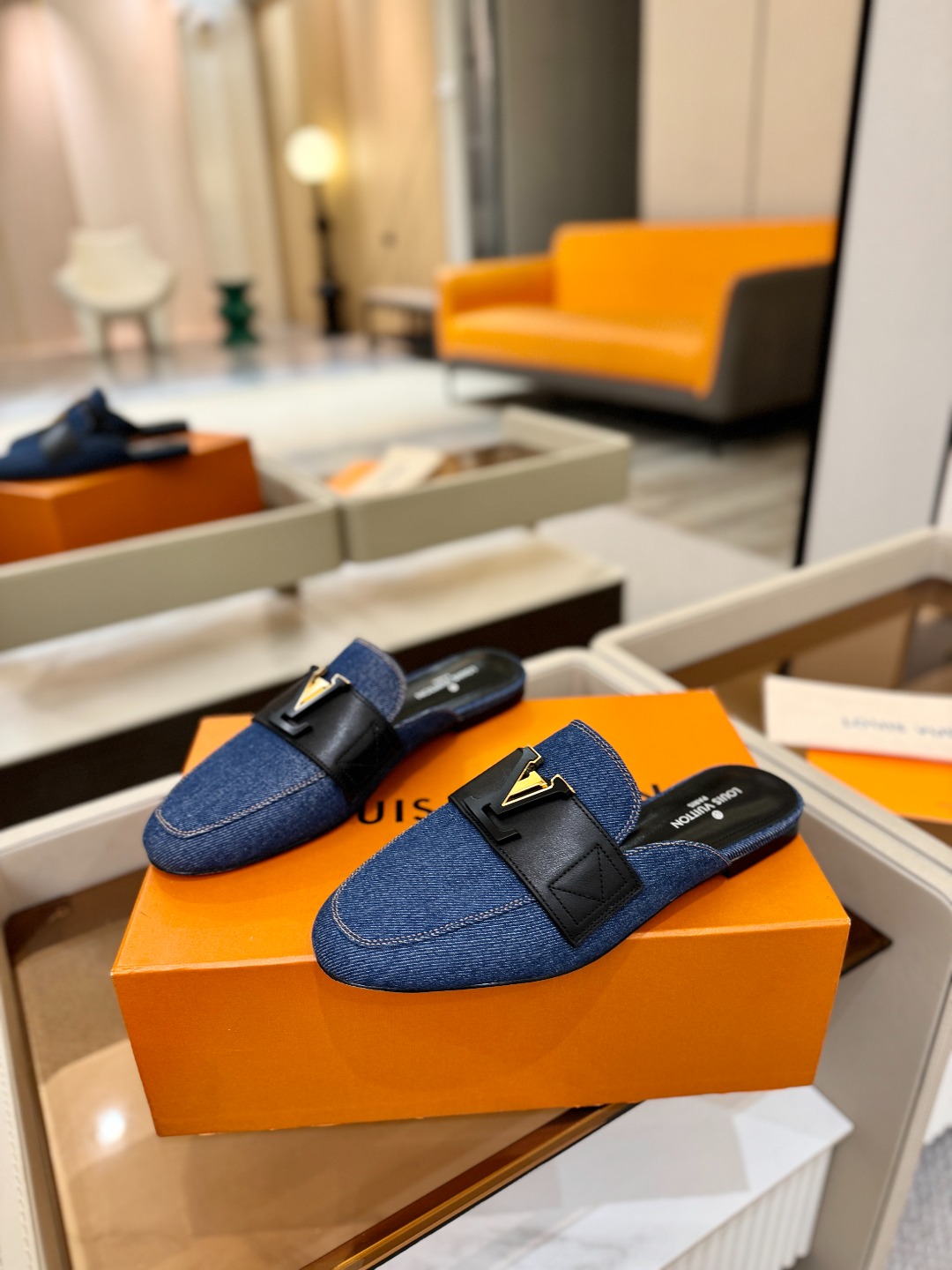 L✔️ 家专柜最新走秀款半鞋、实体系列同步更新、完美楦型+电镀扣子、整只鞋面工艺比较复杂、平底设计舒适、