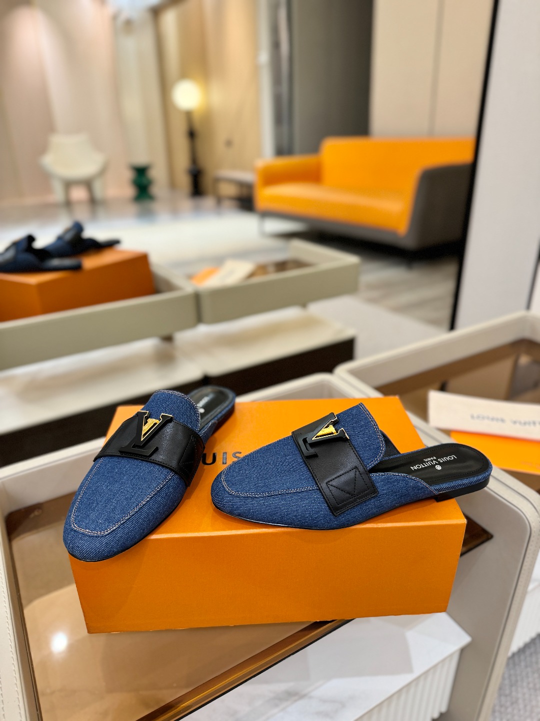 L✔️ 家专柜最新走秀款半鞋、实体系列同步更新、完美楦型+电镀扣子、整只鞋面工艺比较复杂、平底设计舒适、