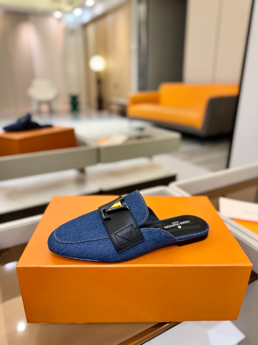 L✔️ 家专柜最新走秀款半鞋、实体系列同步更新、完美楦型+电镀扣子、整只鞋面工艺比较复杂、平底设计舒适、