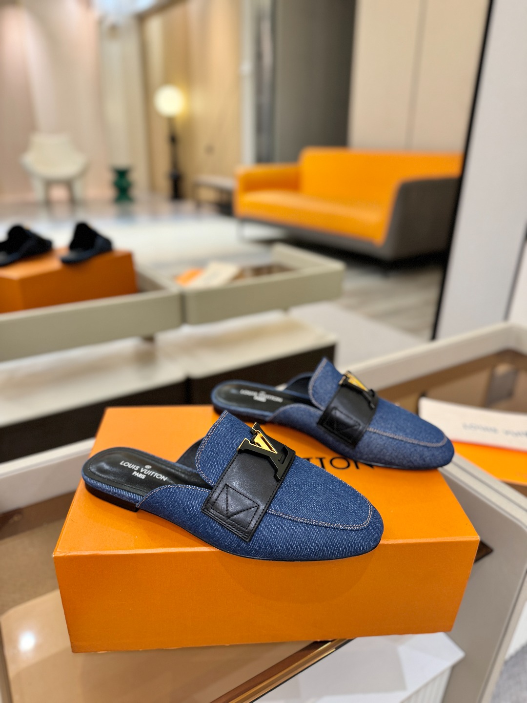 L✔️ 家专柜最新走秀款半鞋、实体系列同步更新、完美楦型+电镀扣子、整只鞋面工艺比较复杂、平底设计舒适、