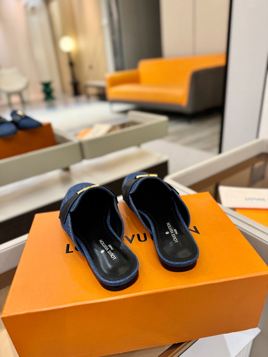 L✔️ 家专柜最新走秀款半鞋、实体系列同步更新、完美楦型+电镀扣子、整只鞋面工艺比较复杂、平底设计舒适、