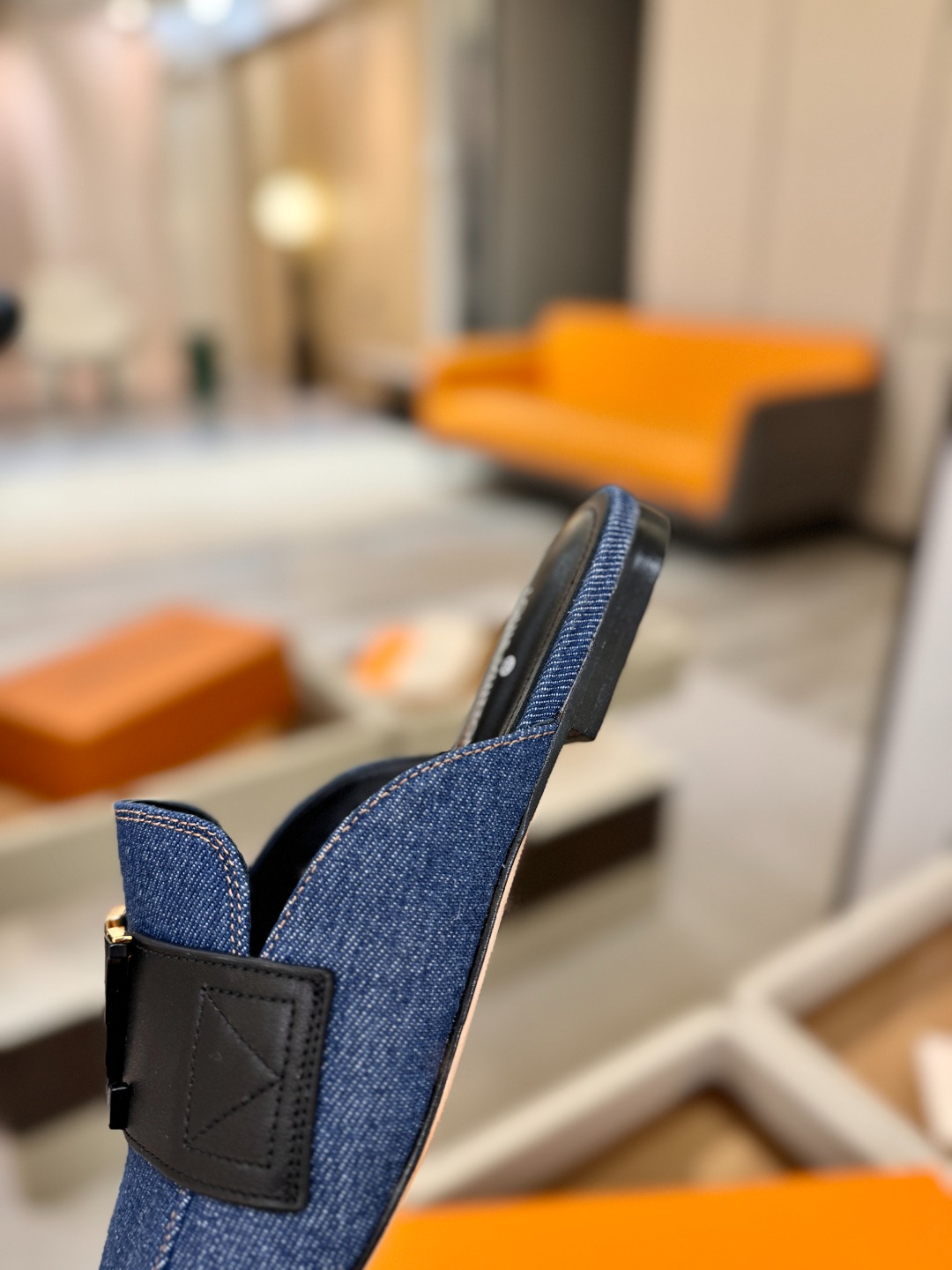 L✔️ 家专柜最新走秀款半鞋、实体系列同步更新、完美楦型+电镀扣子、整只鞋面工艺比较复杂、平底设计舒适、