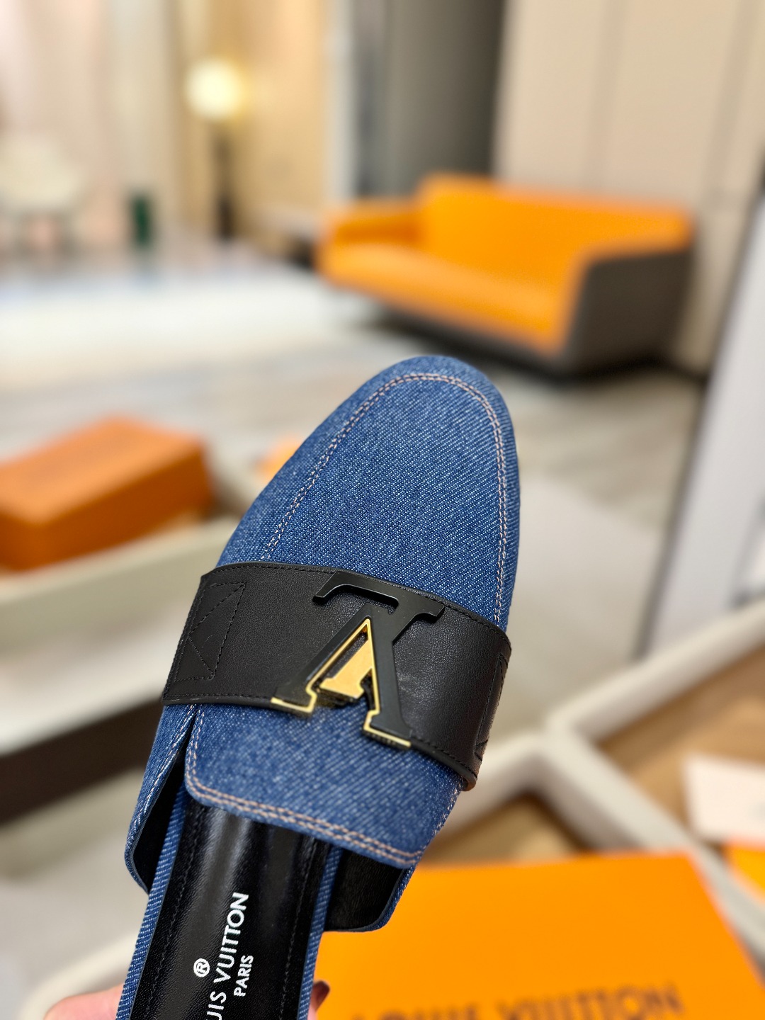 L✔️ 家专柜最新走秀款半鞋、实体系列同步更新、完美楦型+电镀扣子、整只鞋面工艺比较复杂、平底设计舒适、