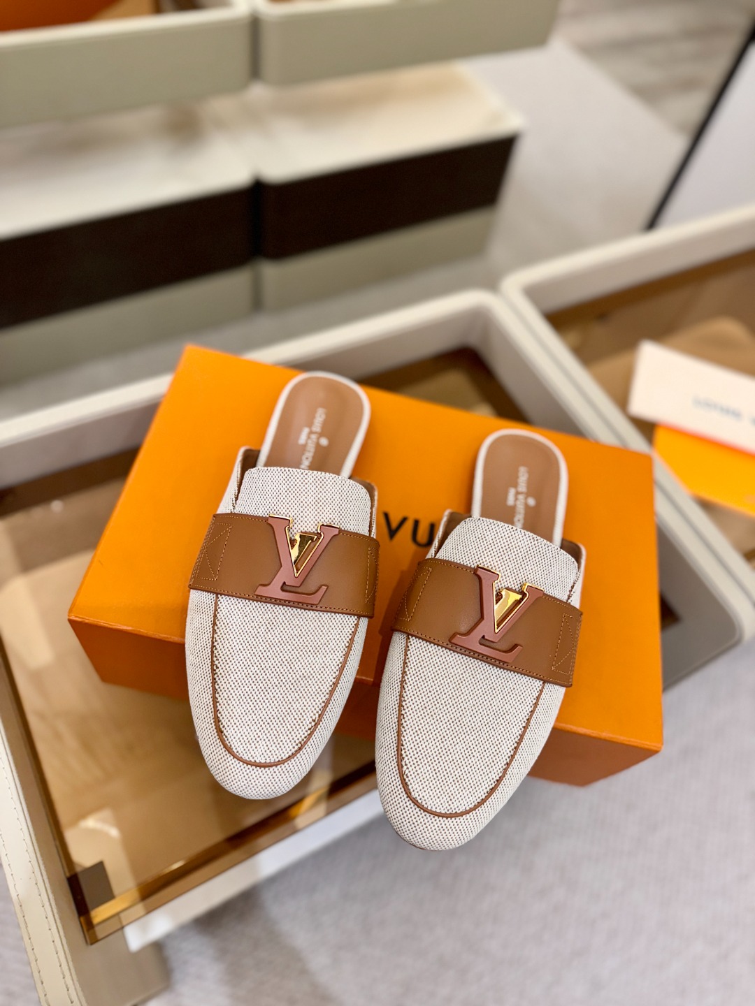 L✔️ 家专柜最新走秀款半鞋、实体系列同步更新、完美楦型+电镀扣子、整只鞋面工艺比较复杂、平底设计舒适、