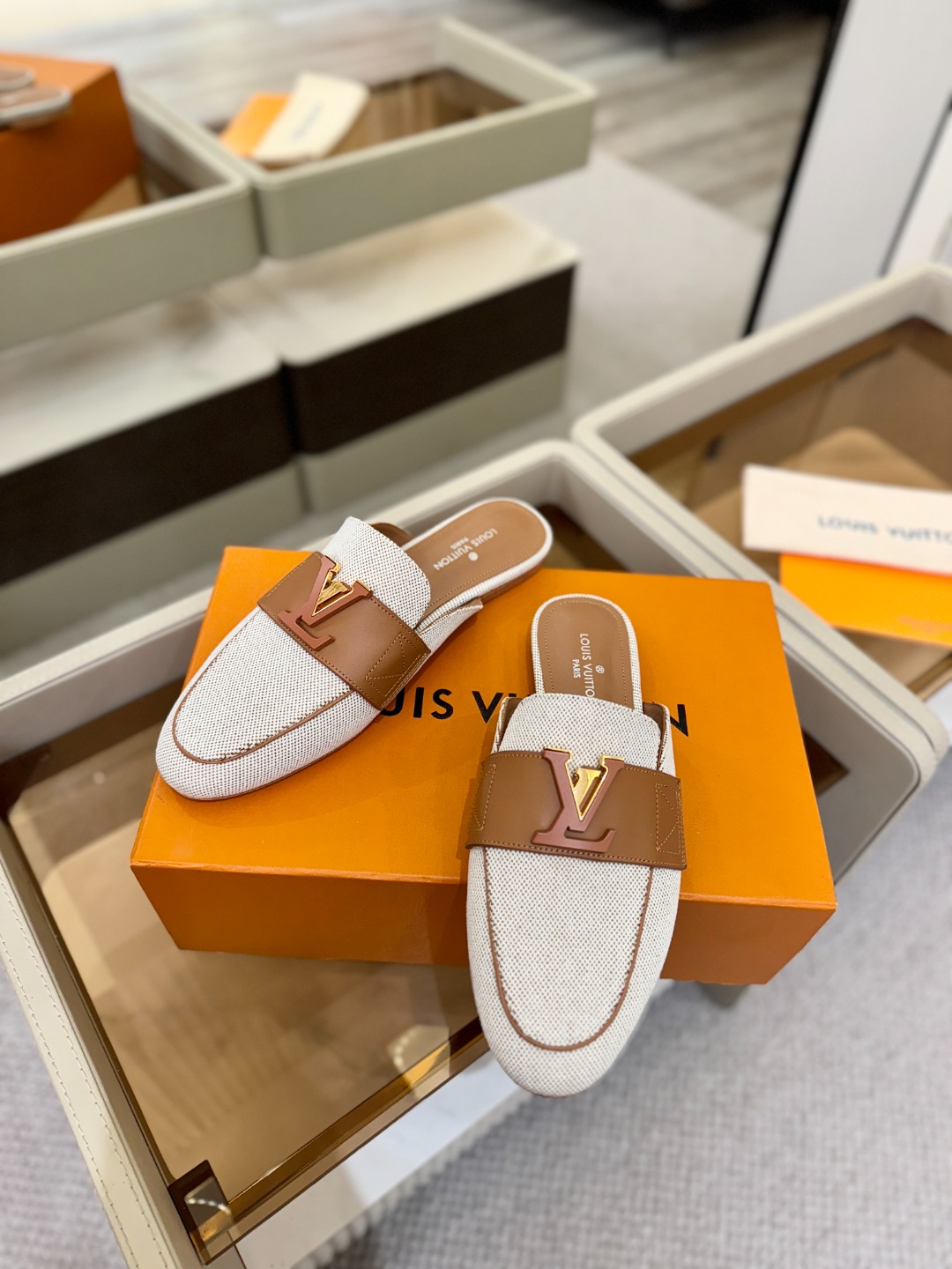 L✔️ 家专柜最新走秀款半鞋、实体系列同步更新、完美楦型+电镀扣子、整只鞋面工艺比较复杂、平底设计舒适、