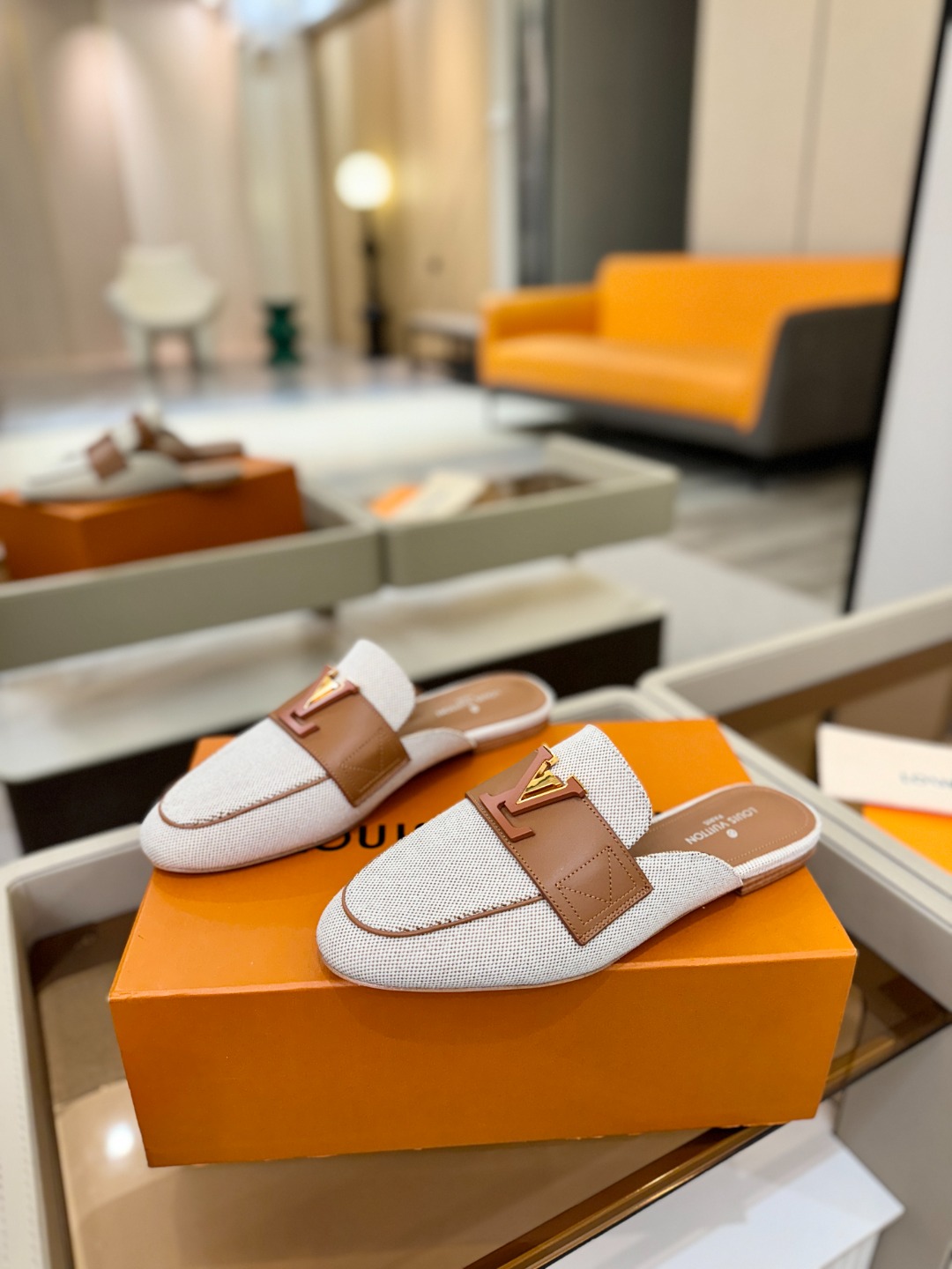 L✔️ 家专柜最新走秀款半鞋、实体系列同步更新、完美楦型+电镀扣子、整只鞋面工艺比较复杂、平底设计舒适、