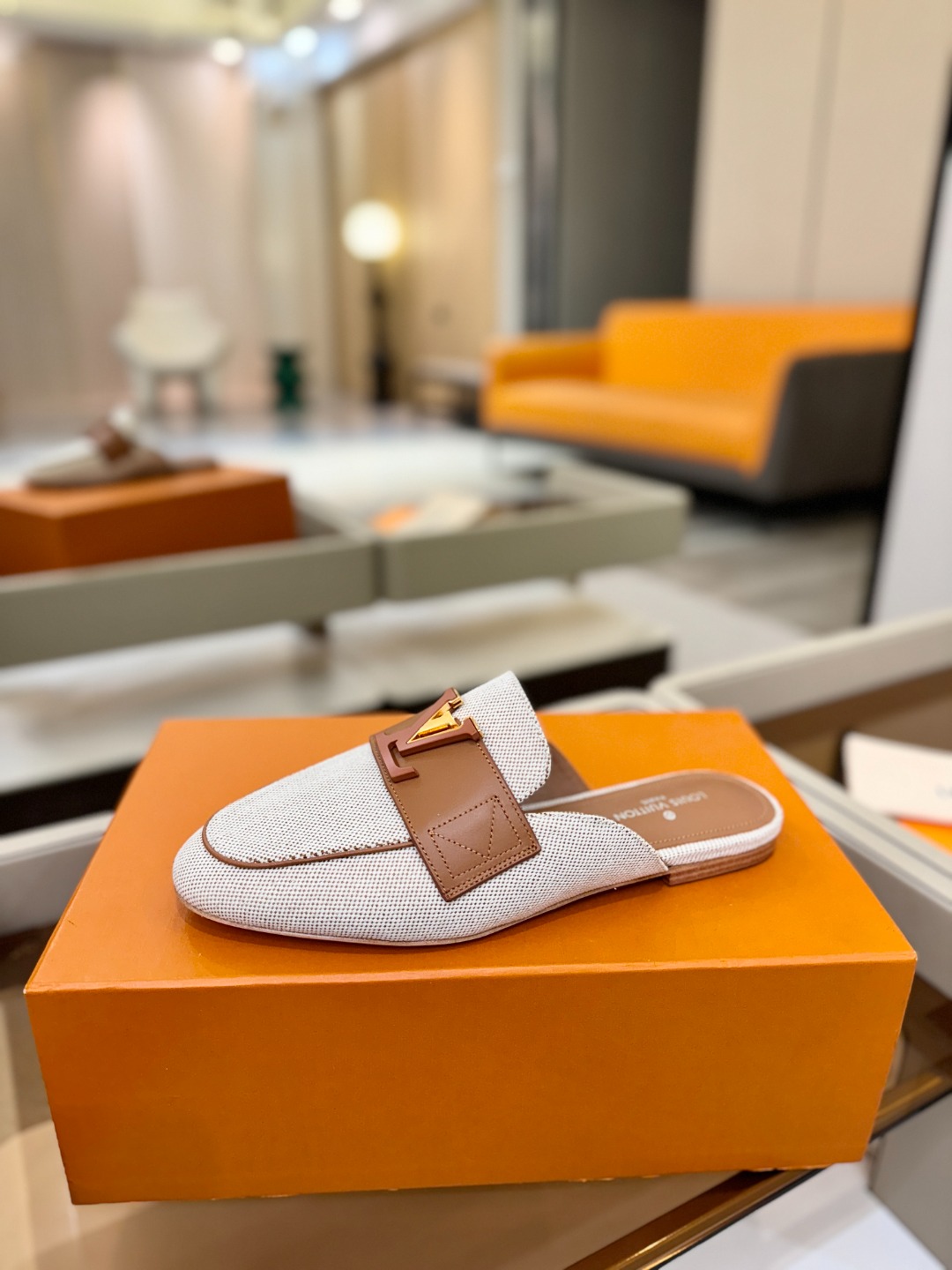 L✔️ 家专柜最新走秀款半鞋、实体系列同步更新、完美楦型+电镀扣子、整只鞋面工艺比较复杂、平底设计舒适、