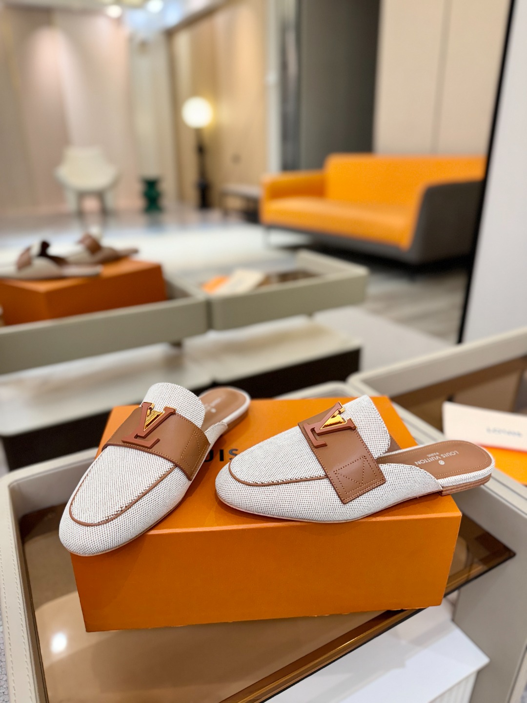 L✔️ 家专柜最新走秀款半鞋、实体系列同步更新、完美楦型+电镀扣子、整只鞋面工艺比较复杂、平底设计舒适、